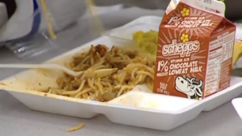 بالفيديو.. طالبة تعثر على حشرات داخل وجبة غداء في مطعم بمدرسة بأمريكا
