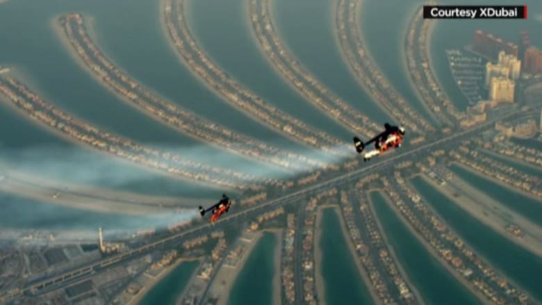 بالفيديو.. رجلان بأجنحة نفاثه يحلقان في سماء دبي بسرعة 300 كلم/ ساعة