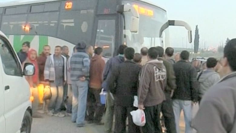 انتقادات لسياسة تفصل الفلسطينيين عن الإسرائيليين في الحافلات.. والحكومة تجمدها
