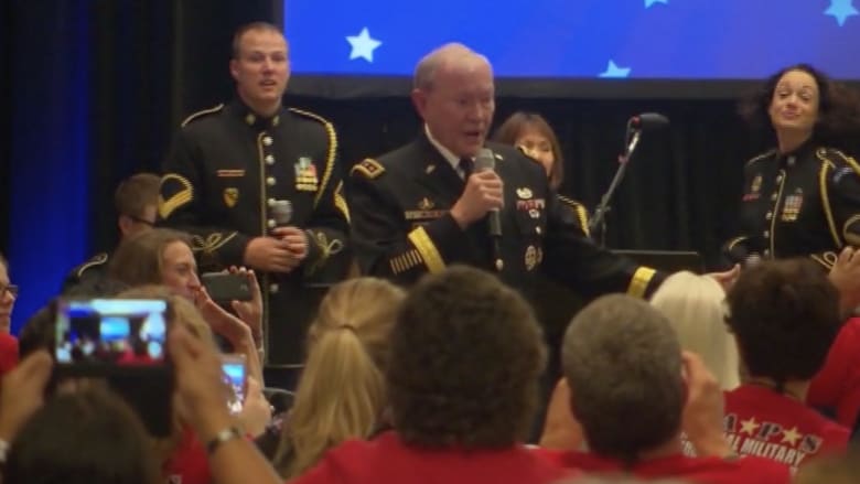  بالفيديو.. رئيس أركان الجيش الأمريكي يغني أمام الجمهور