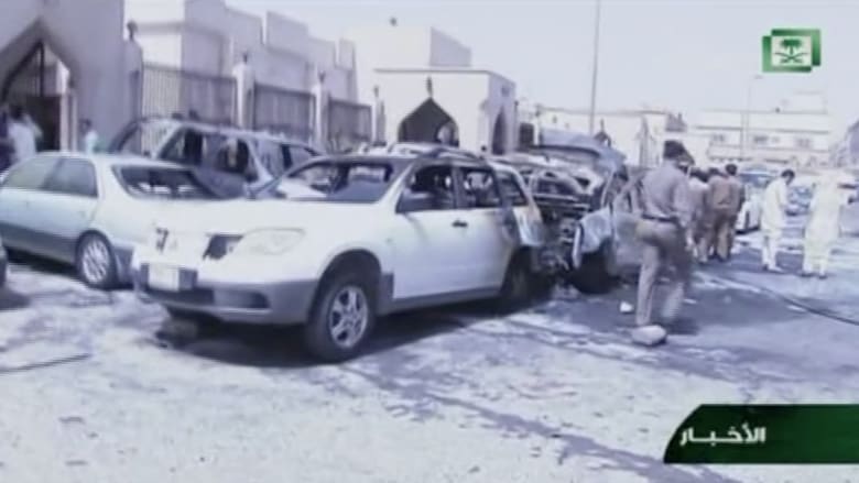 بالفيديو .. آثار الدمار الذي خلفه تفجير استهدف مسجدا للشيعة في منطقة العنود بالدمام
