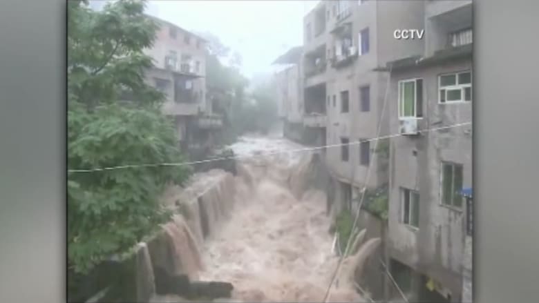 بالفيديو.. الفيضانات تغمر المنازل والطرق في جنوب غربي الصين 