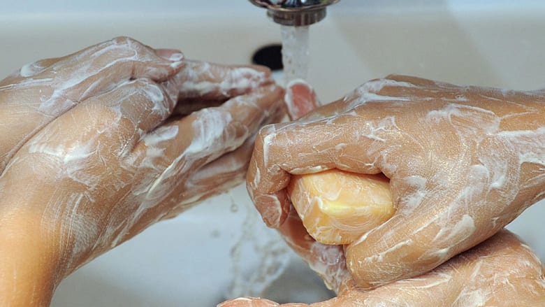 دراسة: غسل اليدين بالماء والصابون أفضل من استخدام المنظفات الفورية