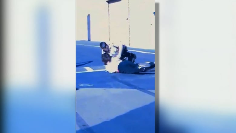 فيديو.. لرئيس مركز شرطة يصعق مراهقا بالكهرباء