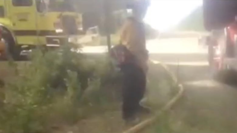 بالفيديو.. شاهد فرار رجال الإطفاء أمام حرائق الغابات في ألاسكا