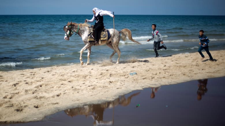 الغزاويون وأحصنتهم.. "عالحلوة والمُرّة" الغزاويون وأحصنتهم.. "عالحلوة والمُرّة"