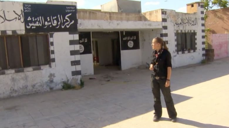 بالفيديو.. كاميرا CNN داخل أحد أهم معاقل داعش الأمنية بتل أبيض