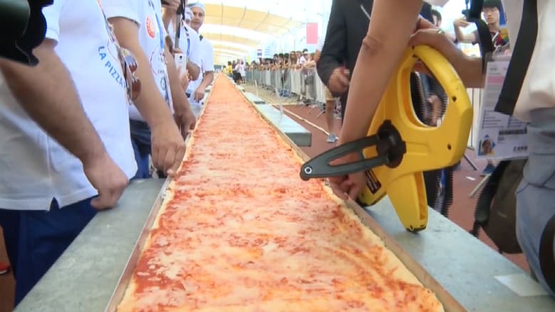 شاهد.. هذه البيتزا حطمت الرقم القياسي للأطول من نوعها في العالم!