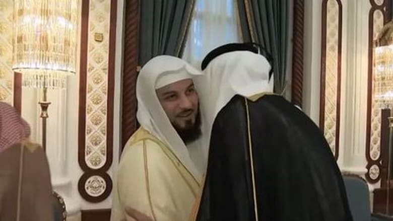 العريفي يصافح أمير قطر العريفي يصافح أمير قطر