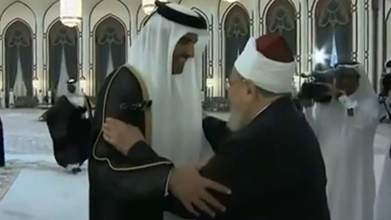 أمير قطر يصافح القرضاوي أمير قطر يصافح القرضاوي