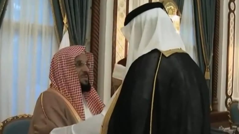 أمير قطر يصافح القرني أمير قطر يصافح القرني