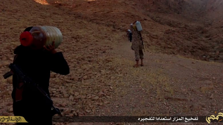 داعش ينشر صورا لازالة "معالم الشرك" في مدينة تدمر داعش ينشر صورا لازالة "معالم الشرك" في مدينة تدمر