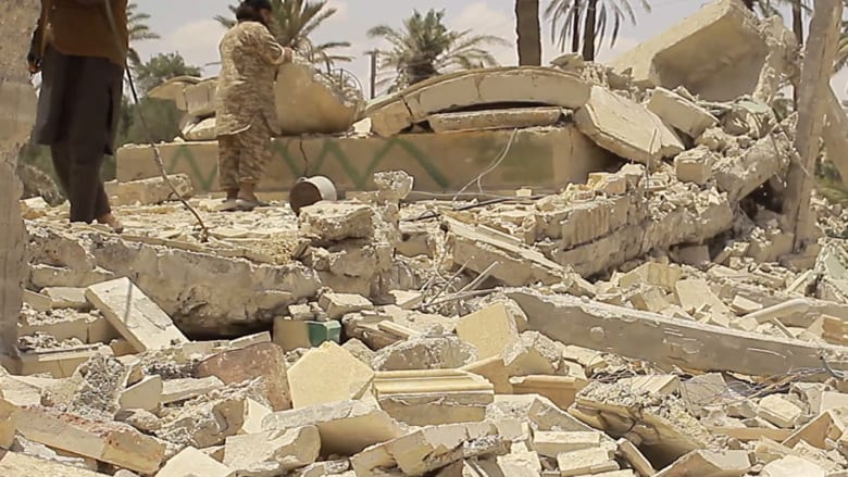 داعش ينشر صورا لازالة "معالم الشرك" في مدينة تدمر داعش ينشر صورا لازالة "معالم الشرك" في مدينة تدمر
