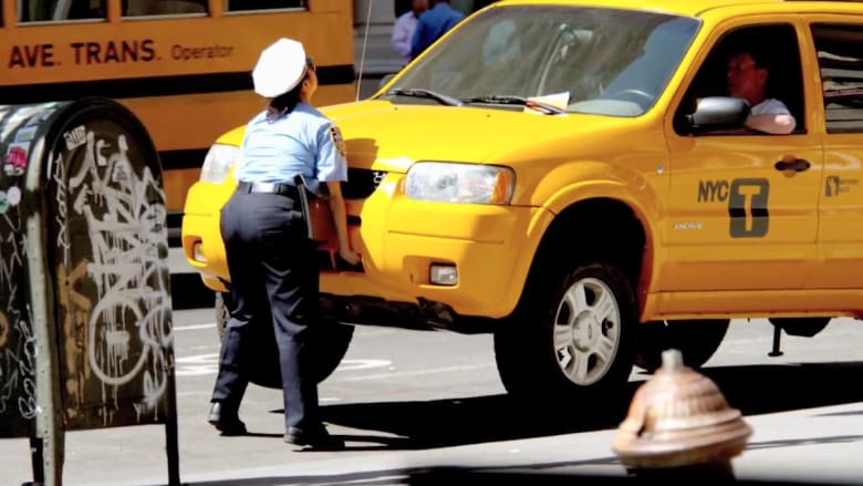 بالفيديو..قارئة عدادات ركن السيارات تعطي سائقي سيارات الأجرة درسا