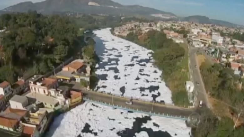 بالفيديو.. رغوة غريبة سامة في مياه نهر تيتي تهدد الصحة بالبرازيل