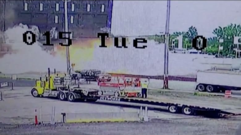 بالفيديو.. لحظة اصطدام قطار بشاحنة يحدث انفجاراً هائلاً