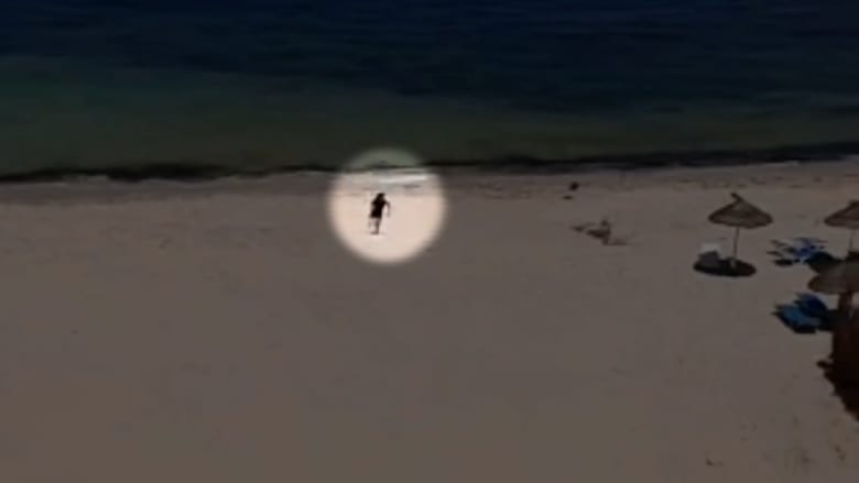 شاهد.. فيديو يظهر منفّذ “هجوم تونس” على شاطيء البحر