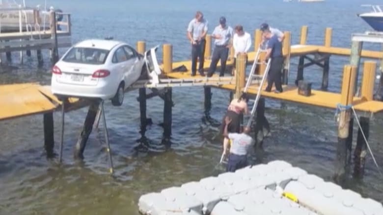 بالفيديو.. حادث سيارة غريب من نوعه! القفز بالماء للنجاة