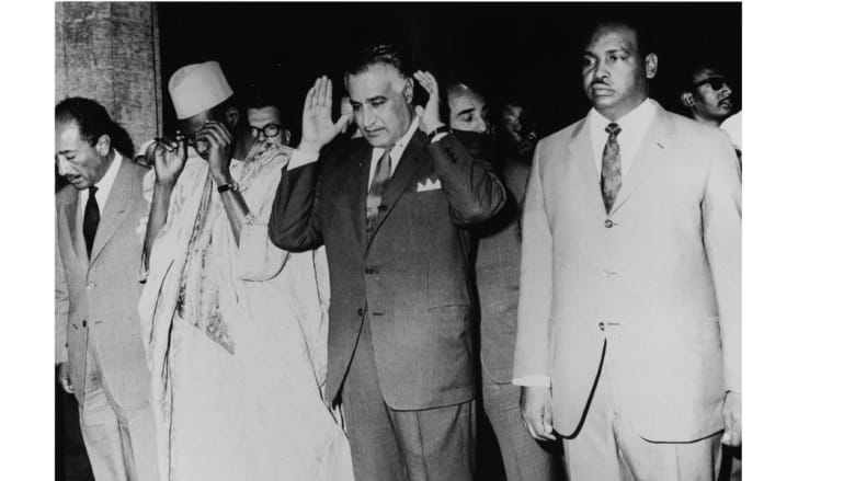 من اليسار، أنور السادات، موسى تراور، الرئيس المصري المصري جمال عبدالناصر، وأعضاء من وفد جمهورية مالي، يؤدون الصلاة في الأزهر، 13 مايو/ أيار 1970 من اليسار، أنور السادات، موسى تراور، الرئيس المصري المصري جمال عبدالناصر، وأعضاء من وفد جمهورية مالي، يؤدون الصلاة في الأزهر، 13 مايو/ أيار 1970