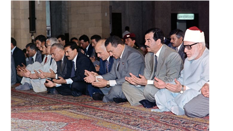 من اليمين، شيخ الأزهر، الرئيس العراقي الأسبق صدام حسين، الرئيس المصري الأسبق حسني مبارك، عاهل الأردن السابق الملك حسين، الرئيس اليمني الأسبق علي عبدالله صالح في صلاة الجمعة بالاسكندرية خلال القمة العربية 16 يونيو/ حزيران 1989 من اليمين، شيخ الأزهر، الرئيس العراقي الأسبق صدام حسين، الرئيس المصري الأسبق حسني مبارك، عاهل الأردن السابق الملك حسين، الرئيس اليمني الأسبق علي عبدالله صالح في صلاة الجمعة بالاسكندرية خلال القمة العربية 16 يونيو/ حزيران 1989