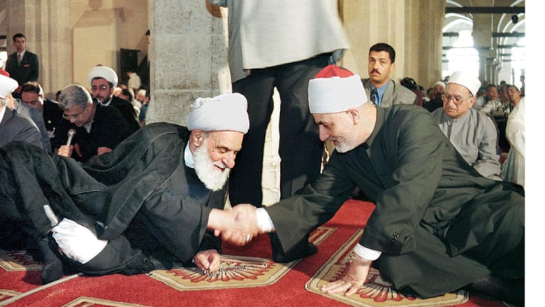 مفتي مصر نصر فريد واصل يصافح الشيخ محمد مهدي رئيس المجلس الشيعي الأعلى في لبنان بعد صلاة الظهر في الجامع الأزهر بالقاهرة، 25 يونيو/ حزيران مفتي مصر نصر فريد واصل يصافح الشيخ محمد مهدي رئيس المجلس الشيعي الأعلى في لبنان بعد صلاة الظهر في الجامع الأزهر بالقاهرة، 25 يونيو/ حزيران
