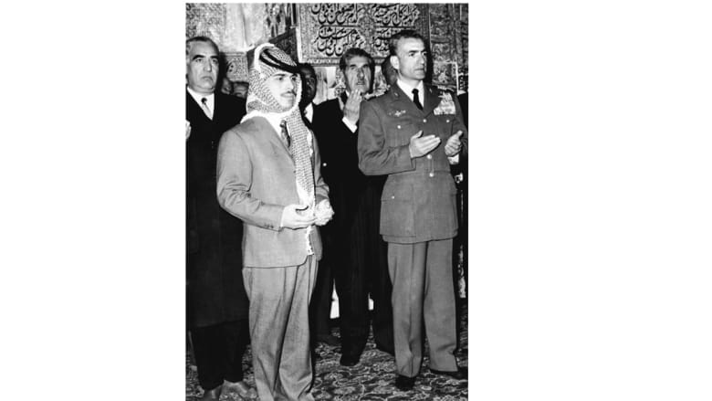 عاهل الأردن الراحل الحسين بن طلال، وشاه إيران محمد رضا بهلوي يؤدون الصلاة في مدينة ميشيب خلال زيارة الملك لإيران، 13 أبريل/ نيسان 1960 عاهل الأردن الراحل الحسين بن طلال، وشاه إيران محمد رضا بهلوي يؤدون الصلاة في مدينة ميشيب خلال زيارة الملك لإيران، 13 أبريل/ نيسان 1960