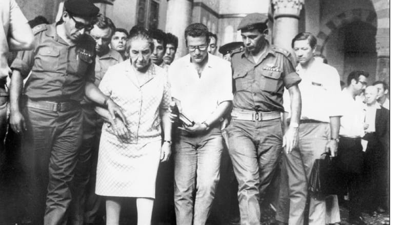 رئيسة وزراء إسرائيل غولدا مائير خلال زيارة للمسجد الأقصى 1969 رئيسة وزراء إسرائيل غولدا مائير خلال زيارة للمسجد الأقصى 1969
