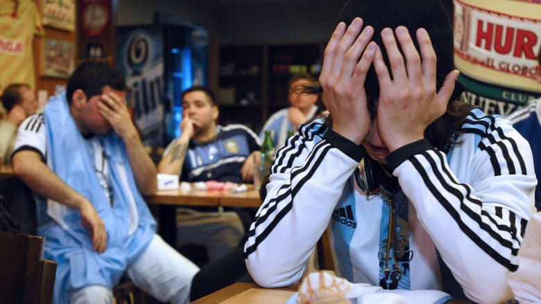 خيبة الأمل بدت واضحة على وجوه مشجعي المنتخب الأرجنتيني بعد خسارته أمام تشيلي. خيبة الأمل بدت واضحة على وجوه مشجعي المنتخب الأرجنتيني بعد خسارته أمام تشيلي.