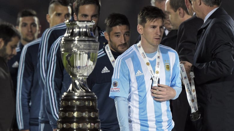 لاعب المنتخب الأرجنتيني ليونيل ميسي يستلم الميدالية الفضية بعد خسارة منتخبه أمام تشيلي. لاعب المنتخب الأرجنتيني ليونيل ميسي يستلم الميدالية الفضية بعد خسارة منتخبه أمام تشيلي.