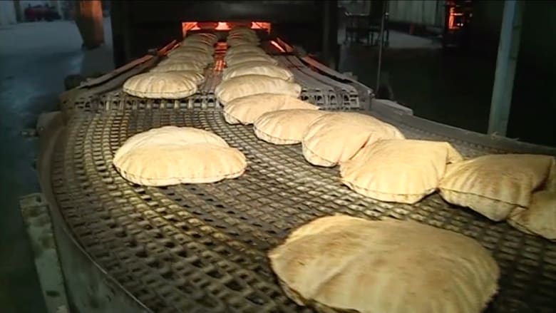 بالفيديو.. تحدي رغيف الخبز في الحسكة بعد احتلال "داعش" للمخابز