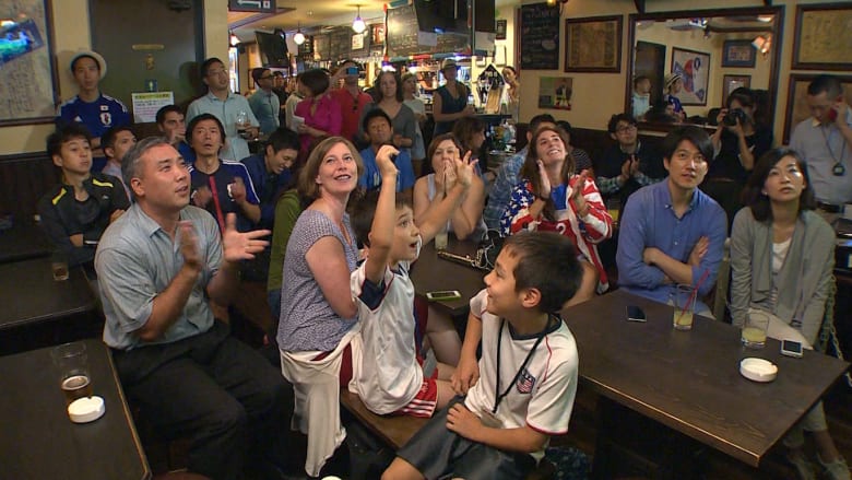 شاهد: نهائي كأس العالم للسيدات بعيون عائلة يابانية - أمريكية