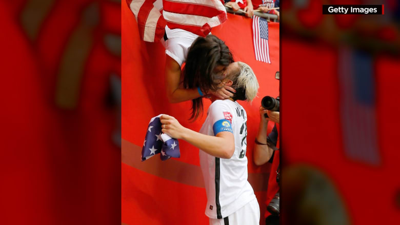 قبلة مثلية من لاعبة أمريكية لزوجتها تسرق الأنظار بالمونديال