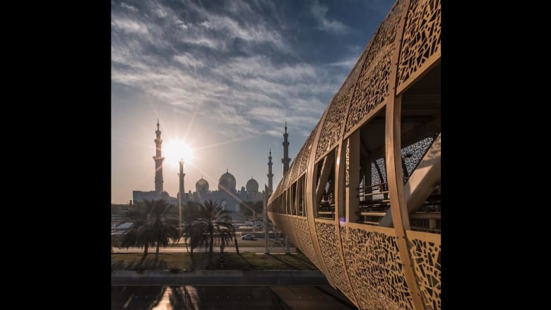 صورة التقطت عن بعد لمسجد الشيخ زايد في العاصمة الإماراتية أبوظبي صورة التقطت عن بعد لمسجد الشيخ زايد في العاصمة الإماراتية أبوظبي