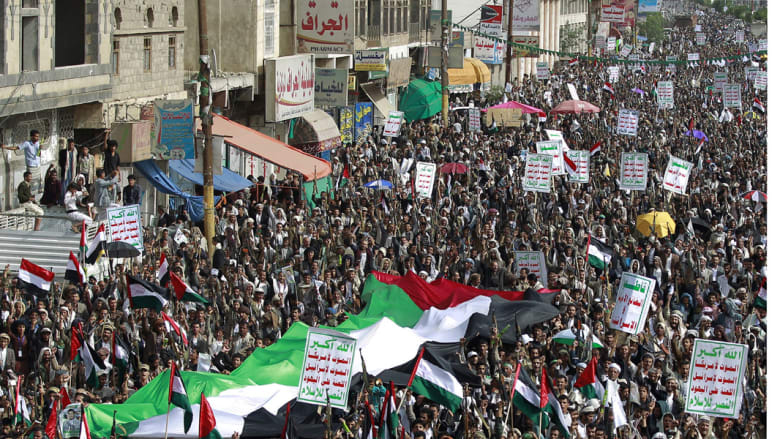 أنصار الحوثي يتظاهرون في يوم القدس بصنعاء أنصار الحوثي يتظاهرون في يوم القدس بصنعاء