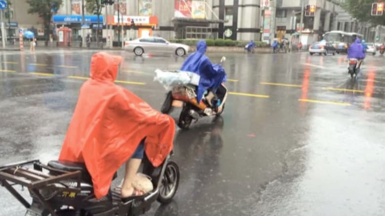بالفيديو..  عاصفة تجبر عشرات الآلاف على الفرار من منازلهم بالصين