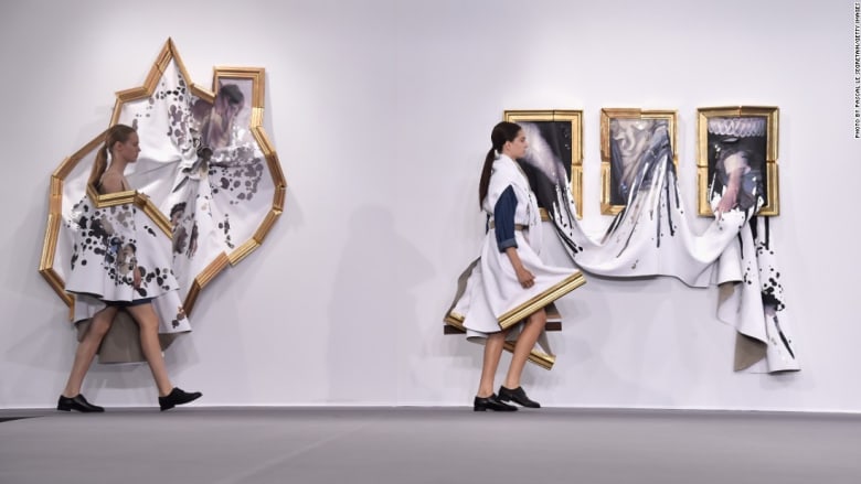 ثياب حصرية من ألمع الماركات العالمية لأبرز النجوم.. جولة في "هوت كوتور" بفرنسا ثياب حصرية من ألمع الماركات العالمية لأبرز النجوم.. جولة في "هوت كوتور" بفرنسا