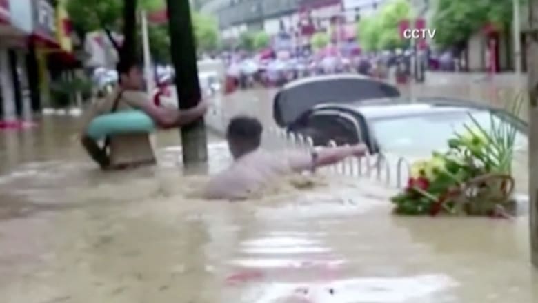 بالفيديو.. إجلاء آلاف السكان وخسائر فادحة في فيضانات بالصين