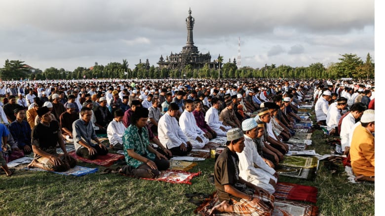 صلاة العيد جزيرة بالي - إندونيسيا صلاة العيد جزيرة بالي - إندونيسيا