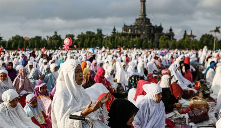صلاة العيد جزيرة بالي - إندونيسيا صلاة العيد جزيرة بالي - إندونيسيا
