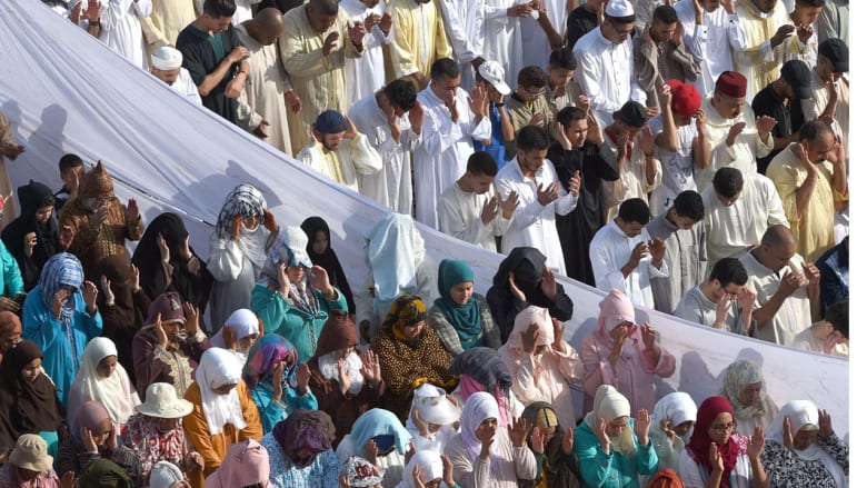 صلاة العيد في المغرب الذي أعلن السبت أول أيام عيد الفطر، 18 يوليو/ تموز 2015 صلاة العيد في المغرب الذي أعلن السبت أول أيام عيد الفطر، 18 يوليو/ تموز 2015