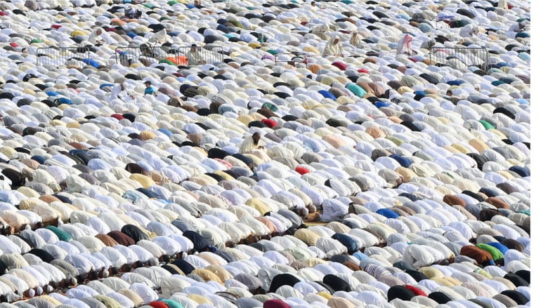 صلاة العيد في المغرب الذي أعلن السبت أول أيام عيد الفطر، 18 يوليو/ تموز 2015 صلاة العيد في المغرب الذي أعلن السبت أول أيام عيد الفطر، 18 يوليو/ تموز 2015