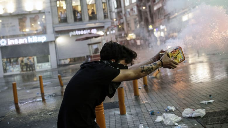 بالصور.. اشتباكات بين الأمن ومتظاهرين في اسطنبول بعد تفجير سوروج بالصور.. اشتباكات بين الأمن ومتظاهرين في اسطنبول بعد تفجير سوروج