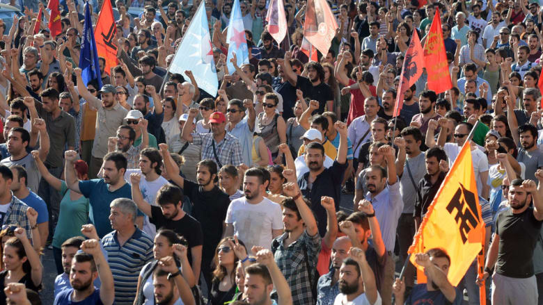بالصور.. اشتباكات بين الأمن ومتظاهرين في اسطنبول بعد تفجير سوروج بالصور.. اشتباكات بين الأمن ومتظاهرين في اسطنبول بعد تفجير سوروج