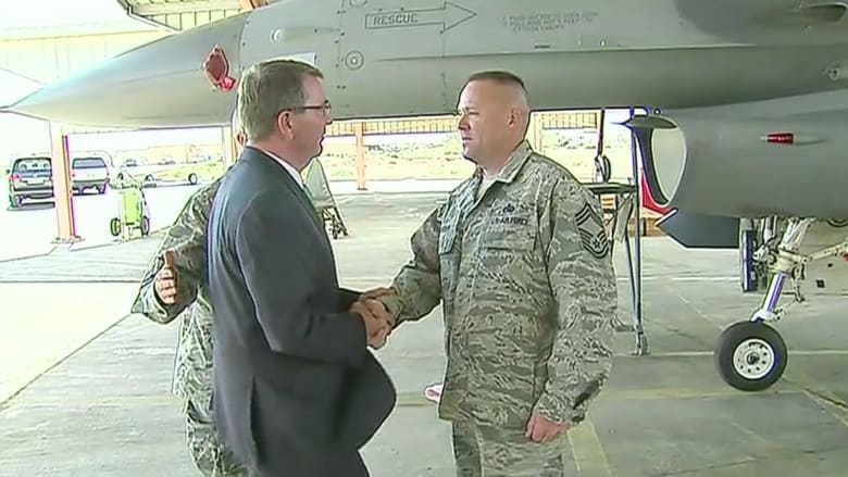  بالفيديو.. وزير الدفاع الأمريكي يتفقد قاعدة جوية في الأردن
