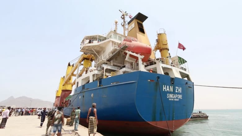 بالفيديو.. وصول أول سفينة مساعدات أممية الى ميناء عدن