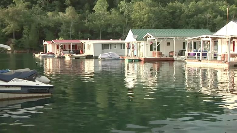 بالفيديو.. آلاف البيوت العائمة تهدد البيئة في ولاية تينيسي