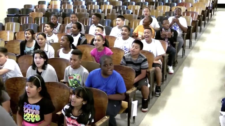 بالفيديو.. شاهد كيف فاجأ هؤلاء الطلاب معلمتهم المصابة بالسرطان