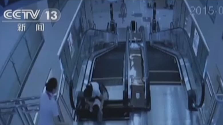 شاهد.. لقطات جديدة لأم تضحي بنفسها لإنقاذ ابنها من درج متحرك