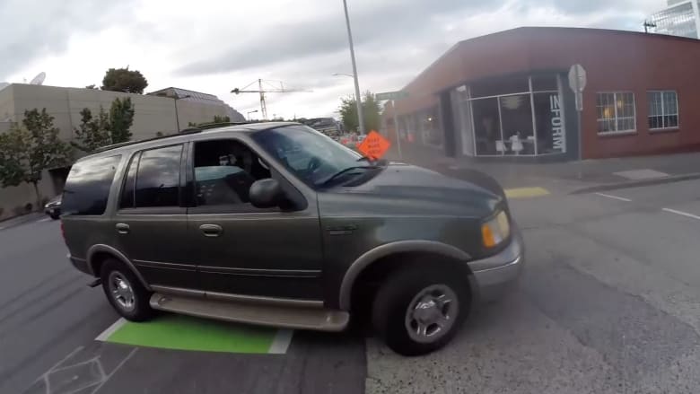 بالفيديو.. سائق دراجة يوثق لحظة دهسة في سياتل