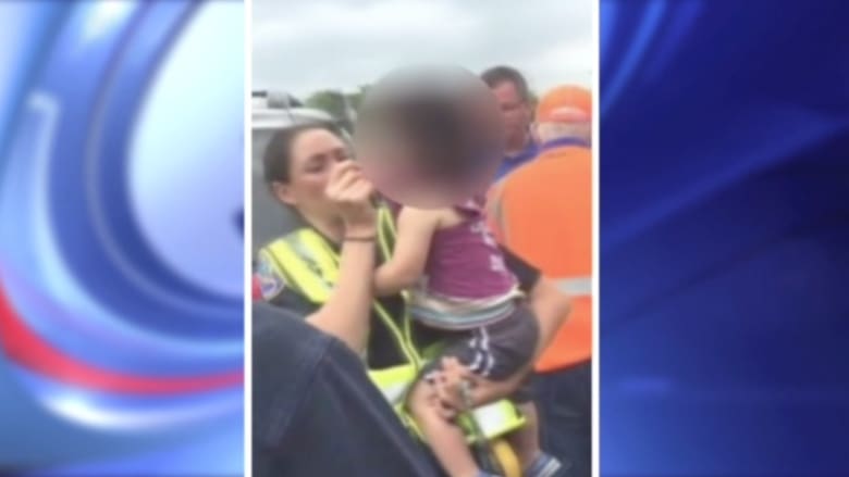 بالفيديو.. شرطي ينقذ طفلة تركها أهلها في سيارة مغلقة تحت الشمس